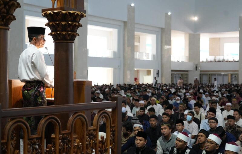 Kepala BP Batam/Walikota Batam, Amsakar Achmad, beserta keluarga melaksanakan shalat Idul Adha 1446 H/2025 M, pada Jumat (6/6/2025) di Masjid Sultan Mahmud Riayat Syah, yang dihadiri oleh ribuan umat muslim se-Kota Batam. Foto: INIKEPRI.COM/BP Batam