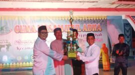 Keterangan Foto:Perwakilan Masjid Al Adam, Kebun Tempang menerima trofi juara umum dalam ajang Pawai dan Takbir Pentas Idul Adha 1446 H yang digelar di Lapangan Indra Sakti, Kecamatan Belakang Padang, Kamis (5/6/2025) malam. Foto: INIKEPRI.COM