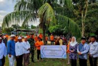 Penyerahan sapi kurban bantuan Presiden Republik Indonesia oleh Bupati Natuna Cen Sui Lan kepada panitia Masjid Ibnu Salim, disaksikan tokoh masyarakat dan aparat setempat. Foto: ANTARA