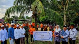Penyerahan sapi kurban bantuan Presiden Republik Indonesia oleh Bupati Natuna Cen Sui Lan kepada panitia Masjid Ibnu Salim, disaksikan tokoh masyarakat dan aparat setempat. Foto: ANTARA
