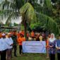 Penyerahan sapi kurban bantuan Presiden Republik Indonesia oleh Bupati Natuna Cen Sui Lan kepada panitia Masjid Ibnu Salim, disaksikan tokoh masyarakat dan aparat setempat. Foto: ANTARA
