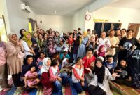 Anak-anak istimewa bersama orang tua dan para relawan berpose ceria usai mengikuti acara tasyakuran Idul Adha di Rumah Singgah Ar-Rahman Rusli & Firza Paloh, Marina City, Batam. Foto: INIKEPRI.COM