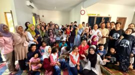 Anak-anak istimewa bersama orang tua dan para relawan berpose ceria usai mengikuti acara tasyakuran Idul Adha di Rumah Singgah Ar-Rahman Rusli & Firza Paloh, Marina City, Batam. Foto: INIKEPRI.COM