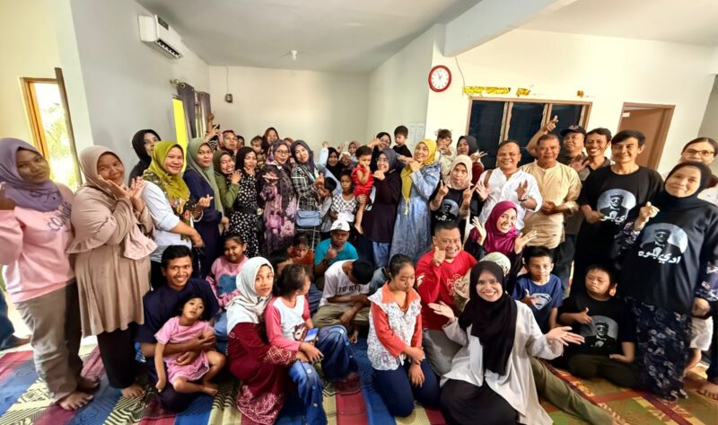 Anak-anak istimewa bersama orang tua dan para relawan berpose ceria usai mengikuti acara tasyakuran Idul Adha di Rumah Singgah Ar-Rahman Rusli & Firza Paloh, Marina City, Batam. Foto: INIKEPRI.COM