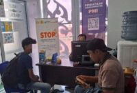 Seorang warga Sumatera Utara berinisial MZ (kiri) yang diduga akan dipekerjakan sebagai operator judi online di Kamboja, dimintai keterangan oleh petugas Balai Pelayanan dan Pelindungan Pekerja Migran Indonesia (BP3MI) Kepulauan Riau (Kepri) di Pelabuhan SBP Tanjungpinang, Riau, Rabu (4/6/2025). Foto: INIKEPRI.COM/Kementerian P2MI
