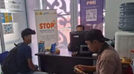 Seorang warga Sumatera Utara berinisial MZ (kiri) yang diduga akan dipekerjakan sebagai operator judi online di Kamboja, dimintai keterangan oleh petugas Balai Pelayanan dan Pelindungan Pekerja Migran Indonesia (BP3MI) Kepulauan Riau (Kepri) di Pelabuhan SBP Tanjungpinang, Riau, Rabu (4/6/2025). Foto: INIKEPRI.COM/Kementerian P2MI