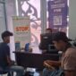 Seorang warga Sumatera Utara berinisial MZ (kiri) yang diduga akan dipekerjakan sebagai operator judi online di Kamboja, dimintai keterangan oleh petugas Balai Pelayanan dan Pelindungan Pekerja Migran Indonesia (BP3MI) Kepulauan Riau (Kepri) di Pelabuhan SBP Tanjungpinang, Riau, Rabu (4/6/2025). Foto: INIKEPRI.COM/Kementerian P2MI