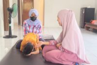 Uwais, salah seorang anak yang mendapatkan layanan fisioterapi di Rumah Singgah Ar-rahman Rusli dan Firza Paloh. Foto: INIKEPRI.COM