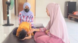 Uwais, salah seorang anak yang mendapatkan layanan fisioterapi di Rumah Singgah Ar-rahman Rusli dan Firza Paloh. Foto: INIKEPRI.COM