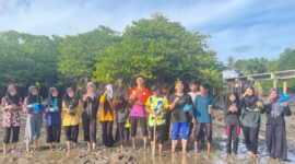 Para siswa-siswi SMA N 13 Batam berpose bersama setelah melakukan penanaman bibit pohon mangrove di kawasan Teluk Kangkung, Pulau Terong, Belakangpadang. Aksi ini menjadi wujud nyata cinta mereka terhadap lingkungan pesisir. Foto: INIKEPRI.COM