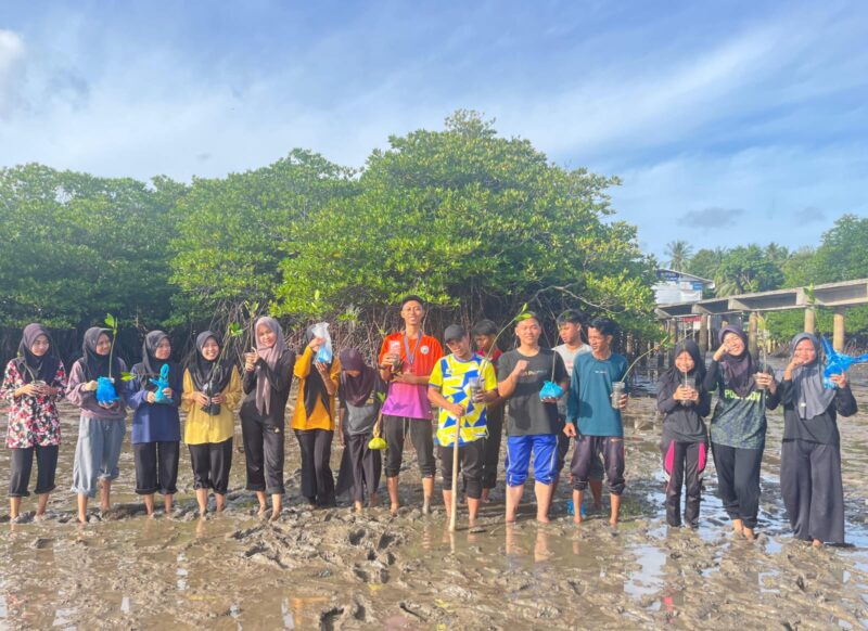 Para siswa-siswi SMA N 13 Batam berpose bersama setelah melakukan penanaman bibit pohon mangrove di kawasan Teluk Kangkung, Pulau Terong, Belakangpadang. Aksi ini menjadi wujud nyata cinta mereka terhadap lingkungan pesisir. Foto: INIKEPRI.COM