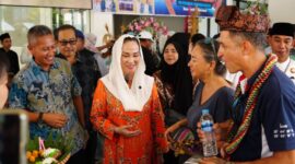 Bupati Natuna Cen Sui Lan, bersama Deputi Pengelolaan Batas Wilayah Negara BNPP RI, Dr. Nurdin, S.Sos., M.Si, secara resmi meresmikan stand bazar UMKM di kawasan Pos Lintas Batas Negara (PLBN) Serasan, Minggu (15/6/2025), sebagai bagian dari rangkaian kegiatan Yacht Rally Sail to Natuna 2025. Foto; INIKEPRI.COM