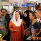 Bupati Natuna Cen Sui Lan, bersama Deputi Pengelolaan Batas Wilayah Negara BNPP RI, Dr. Nurdin, S.Sos., M.Si, secara resmi meresmikan stand bazar UMKM di kawasan Pos Lintas Batas Negara (PLBN) Serasan, Minggu (15/6/2025), sebagai bagian dari rangkaian kegiatan Yacht Rally Sail to Natuna 2025. Foto; INIKEPRI.COM
