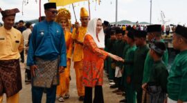 Bupati Natuna, Hj. Cen Sui Lan disambut hangat oleh anak-anak berpakaian adat Melayu saat tiba di Pelabuhan PLBN Serasan dalam rangka pembukaan Yacht Rally Sail to Natuna, Minggu (15/6/2025). Foto: INIKEPRI.COM