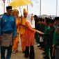 Bupati Natuna, Hj. Cen Sui Lan disambut hangat oleh anak-anak berpakaian adat Melayu saat tiba di Pelabuhan PLBN Serasan dalam rangka pembukaan Yacht Rally Sail to Natuna, Minggu (15/6/2025). Foto: INIKEPRI.COM