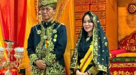 Dalam balutan songket hitam-emas dan tanjak keemasan, kedua pemimpin Batam bersanding dalam khidmat dan keagungan adat: Wali Kota sebagai Dato’ Setia Amanah dan Wakil Wali Kota sebagai Dato’ Setia Bijaksana.” Foto: INIKEPRI.COM
