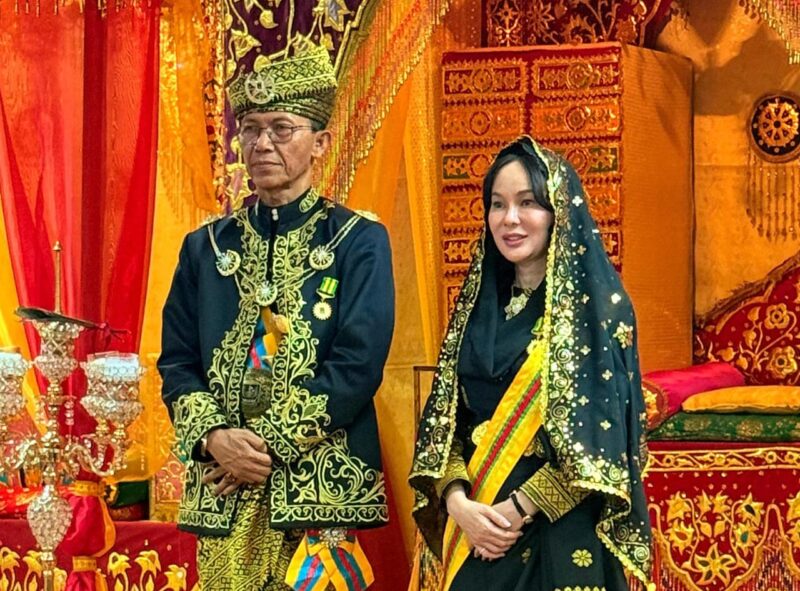 Dalam balutan songket hitam-emas dan tanjak keemasan, kedua pemimpin Batam bersanding dalam khidmat dan keagungan adat: Wali Kota sebagai Dato’ Setia Amanah dan Wakil Wali Kota sebagai Dato’ Setia Bijaksana.” Foto: INIKEPRI.COM
