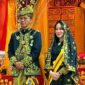 Dalam balutan songket hitam-emas dan tanjak keemasan, kedua pemimpin Batam bersanding dalam khidmat dan keagungan adat: Wali Kota sebagai Dato’ Setia Amanah dan Wakil Wali Kota sebagai Dato’ Setia Bijaksana.” Foto: INIKEPRI.COM
