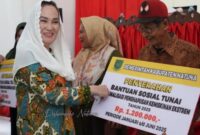 menyerahkan langsung Bantuan Sosial Tunai (BST) kepada 83 Keluarga Penerima Manfaat (KPM). Foto: INIKEPRI.COM