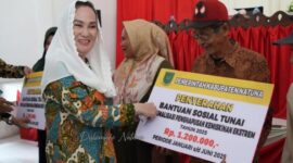 menyerahkan langsung Bantuan Sosial Tunai (BST) kepada 83 Keluarga Penerima Manfaat (KPM). Foto: INIKEPRI.COM