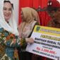menyerahkan langsung Bantuan Sosial Tunai (BST) kepada 83 Keluarga Penerima Manfaat (KPM). Foto: INIKEPRI.COM