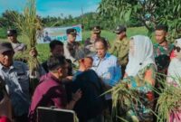 Bupati Natuna, Cen Sui Lan, bersama Wakil Bupati Jarmin dan Ketua DPRD Natuna, Rusdi, menghadiri kegiatan panen raya yang berlangsung meriah di Desa Payak, Kecamatan Serasan Timur. Foto: INIKEPRI.COM