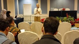 Dokter Rumah Sakit Penawar Malaysia, dr. Ruwinah Abdul Karim, memaparkan penanganan yang tepat untuk anak kebutuhan khusus, di hotel Harmoni One Batam Kota, Senin (16/6/2025). Foto: INIKEPRI.COM