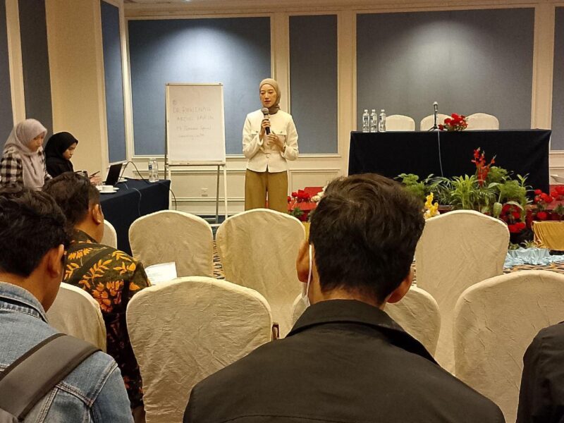 Dokter Rumah Sakit Penawar Malaysia, dr. Ruwinah Abdul Karim, memaparkan penanganan yang tepat untuk anak kebutuhan khusus, di hotel Harmoni One Batam Kota, Senin (16/6/2025). Foto: INIKEPRI.COM