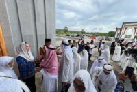 Bupati Natuna, Cen Sui Lan, menyambut kepulangan para jamaah haji Kabupaten Natuna musim haji 1446 H/2025 M, Selasa (17/6/2025). Foto: INIKEPRI.COM