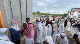 Bupati Natuna, Cen Sui Lan, menyambut kepulangan para jamaah haji Kabupaten Natuna musim haji 1446 H/2025 M, Selasa (17/6/2025). Foto: INIKEPRI.COM