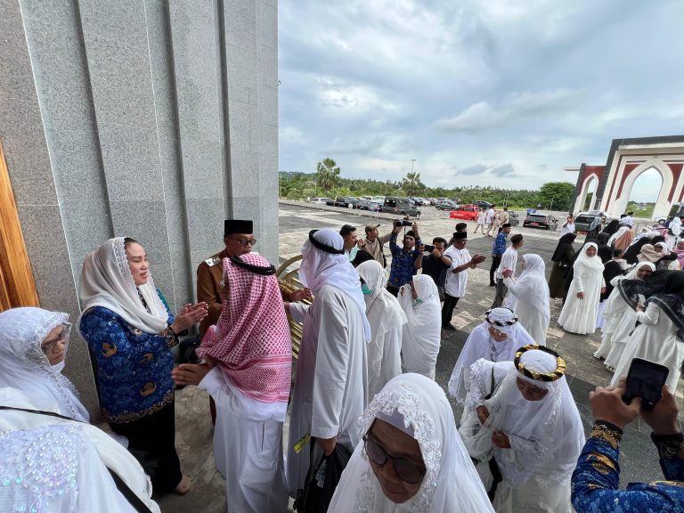 Bupati Natuna, Cen Sui Lan, menyambut kepulangan para jamaah haji Kabupaten Natuna musim haji 1446 H/2025 M, Selasa (17/6/2025). Foto: INIKEPRI.COM