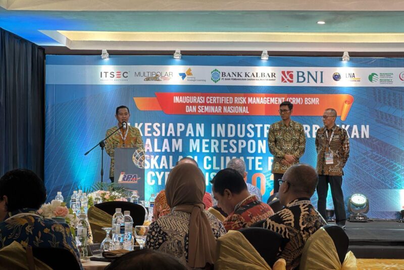 Indonesian Risk Professional Association (IRPA) bersama Badan Sertifikasi Manajemen Risiko (BSMR) menyelenggarakan Seminar Nasional dan Inaugurasi Certified Risk Management (CRM) pada Rabu (18/6). Foto: INIKEPRI.COM