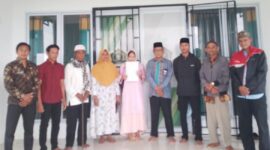 Suasana haru dan penuh kekhidmatan mewarnai prosesi bimbingan dan pernyataan masuk Islam yang berlangsung pada Rabu (18/6/2025) di Kantor Urusan Agama (KUA) Singkep Pesisir, Kabupaten Lingga, Kepulauan Riau. Foto: INIKEPRI.COM
