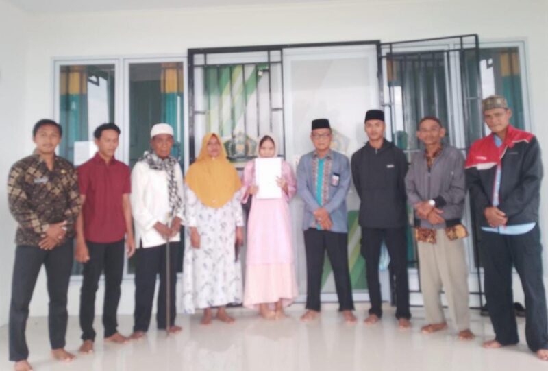 Suasana haru dan penuh kekhidmatan mewarnai prosesi bimbingan dan pernyataan masuk Islam yang berlangsung pada Rabu (18/6/2025) di Kantor Urusan Agama (KUA) Singkep Pesisir, Kabupaten Lingga, Kepulauan Riau. Foto: INIKEPRI.COM
