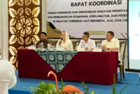 Bupati Natuna, Cen Sui Lan, berbicara dengan suara hati di tengah Rapat Koordinasi Forum Sinkronisasi Keamanan Laut, mengungkap luka perbatasan yang terlalu lama terabaikan. Suaranya mewakili nelayan, mewakili laut yang diam, tapi terluka. Foto: INIKEPRI.COM