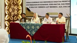 Bupati Natuna, Cen Sui Lan, berbicara dengan suara hati di tengah Rapat Koordinasi Forum Sinkronisasi Keamanan Laut, mengungkap luka perbatasan yang terlalu lama terabaikan. Suaranya mewakili nelayan, mewakili laut yang diam, tapi terluka. Foto: INIKEPRI.COM