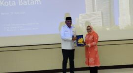 Komisaris Independen Bank BTN Pietra Machreza Paloh berfoto bersama ketua TP-PKK Kota Batam Erlita Sari Amsakar. Foto: INIKEPRI.COM