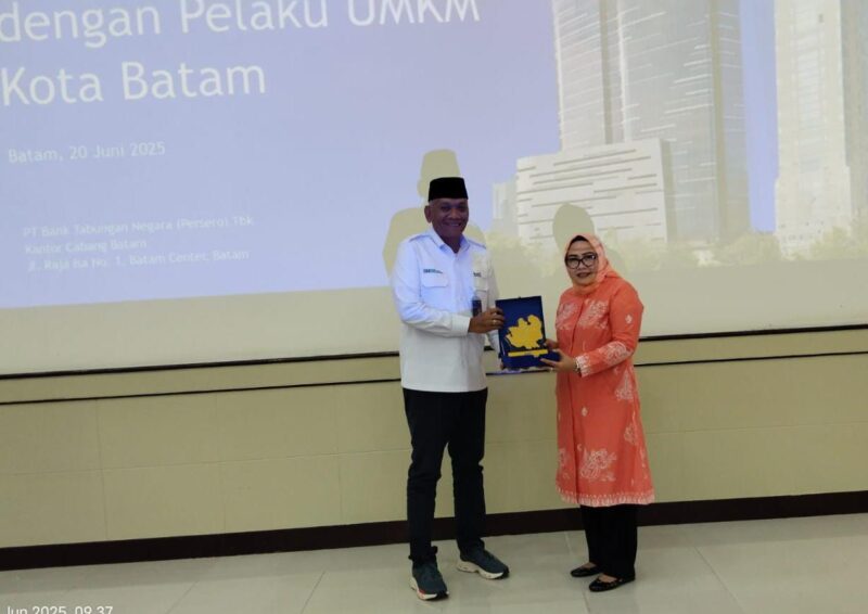 Komisaris Independen Bank BTN Pietra Machreza Paloh berfoto bersama ketua TP-PKK Kota Batam Erlita Sari Amsakar. Foto: INIKEPRI.COM