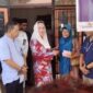 Bupati Natuna, Cen Sui Lan, secara simbolis menyerahkan Bantuan Sosial Tunai (BST) kepada salah satu lansia penerima manfaat di Kantor Pos Ranai, Kecamatan Bunguran Timur, Jumat (20/6/2025). Kegiatan ini merupakan bagian dari upaya pemerintah daerah dalam menanggulangi kemiskinan ekstrem di wilayah Natuna. Turut mendampingi sejumlah pejabat daerah, petugas Pos Indonesia, serta aparat keamanan setempat. Foto: Faturrahman/HK