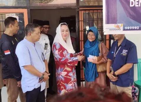 Bupati Natuna, Cen Sui Lan, secara simbolis menyerahkan Bantuan Sosial Tunai (BST) kepada salah satu lansia penerima manfaat di Kantor Pos Ranai, Kecamatan Bunguran Timur, Jumat (20/6/2025). Kegiatan ini merupakan bagian dari upaya pemerintah daerah dalam menanggulangi kemiskinan ekstrem di wilayah Natuna. Turut mendampingi sejumlah pejabat daerah, petugas Pos Indonesia, serta aparat keamanan setempat. Foto: Faturrahman/HK