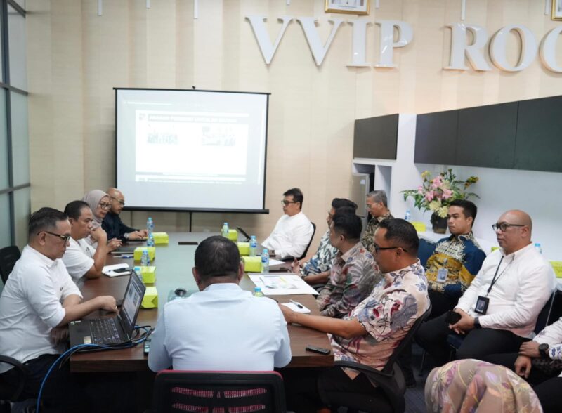 Anggota/Deputi Bidang Investasi dan Pengusahaan BP Batam, Fary Francis mengunjungi Kantor Pelayanan Imigrasi Kota Batam di Mal Pelayanan Publik, pada Jumat (20/6/2025). Foto: INIKEPRI.COM/BP Batam 