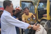 Wali Kota Batam Amsakar Achmad turun langsung membantu korban kecelakaan, membuktikan bahwa kepemimpinan tak selalu soal panggung dan podium—tapi tentang keberanian hadir saat rakyat terjatuh. Foto: INIKEPRI.COM