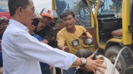 Wali Kota Batam Amsakar Achmad turun langsung membantu korban kecelakaan, membuktikan bahwa kepemimpinan tak selalu soal panggung dan podium—tapi tentang keberanian hadir saat rakyat terjatuh. Foto: INIKEPRI.COM