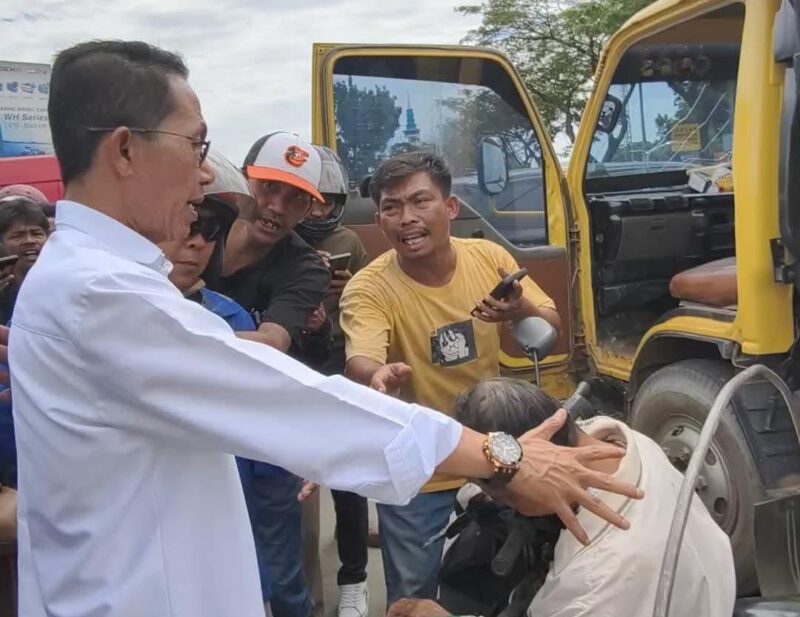 Wali Kota Batam Amsakar Achmad turun langsung membantu korban kecelakaan, membuktikan bahwa kepemimpinan tak selalu soal panggung dan podium—tapi tentang keberanian hadir saat rakyat terjatuh. Foto: INIKEPRI.COM