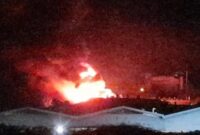 Kebakaran hebat melanda PT Desa Air Cargo, Kabil. Foto: INIKEPRI.COM