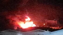 Kebakaran hebat melanda PT Desa Air Cargo, Kabil. Foto: INIKEPRI.COM