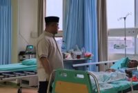 Ketua DPRD Kepri Iman Sutiawan menyapa pasien di sela-sela sidak RSUD RAT. Foto: INIKEPRI.COM