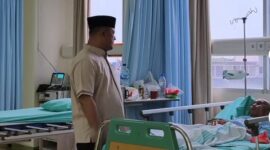 Ketua DPRD Kepri Iman Sutiawan menyapa pasien di sela-sela sidak RSUD RAT. Foto: INIKEPRI.COM