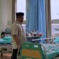 Ketua DPRD Kepri Iman Sutiawan menyapa pasien di sela-sela sidak RSUD RAT. Foto: INIKEPRI.COM