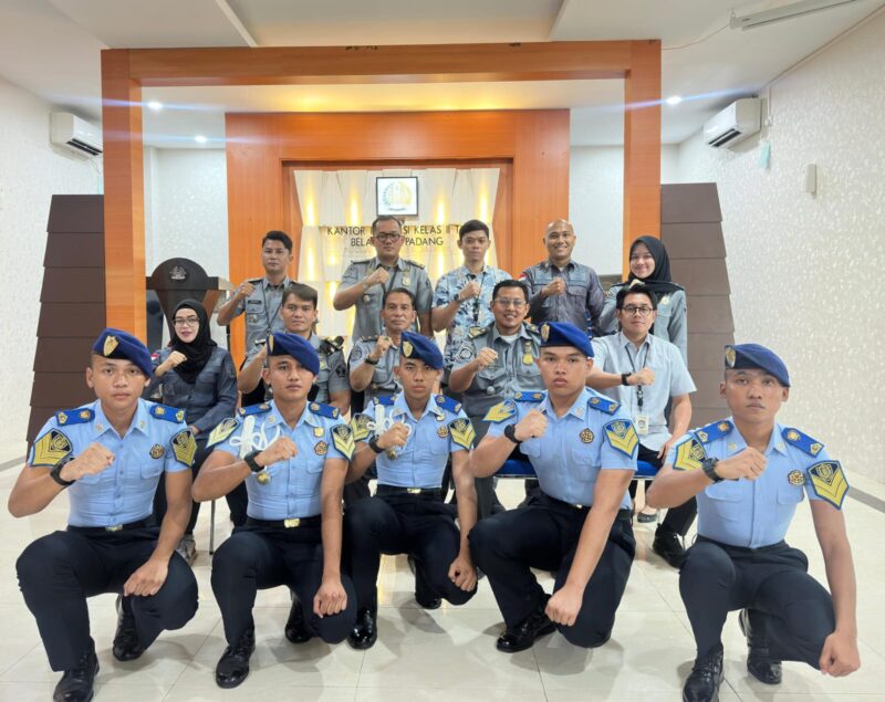 Suasana penuh semangat dan tanggung jawab menyelimuti Kantor Imigrasi Kelas II TPI Belakang Padang saat menerima Taruna Tingkat II Politeknik Pengayoman Indonesia (POLTEKPIN) untuk menjalani Latihan Kerja Bhumi Pura (LATJAPURA), Senin (24/6/2025). Foto: INIKEPRI.COM